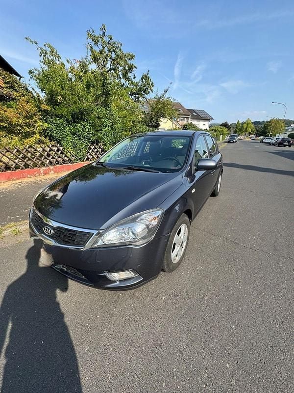 Grau Gebraucht 2010 Kia Ceed Attract Limousine | 2.450 € (Superpreis) - Bild 1/4