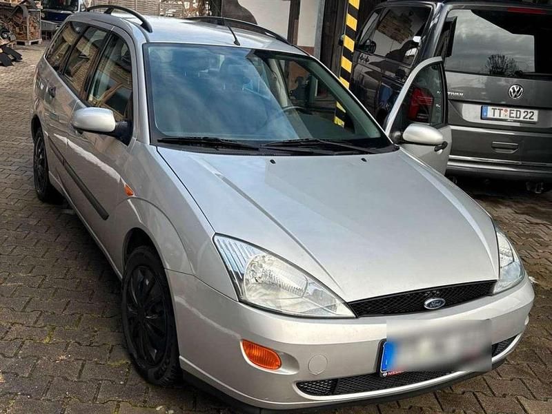 Silber Gebraucht 2001 Ford Focus Limousine | 1.990 € (Etwas zu teuer) - Bild 1/4