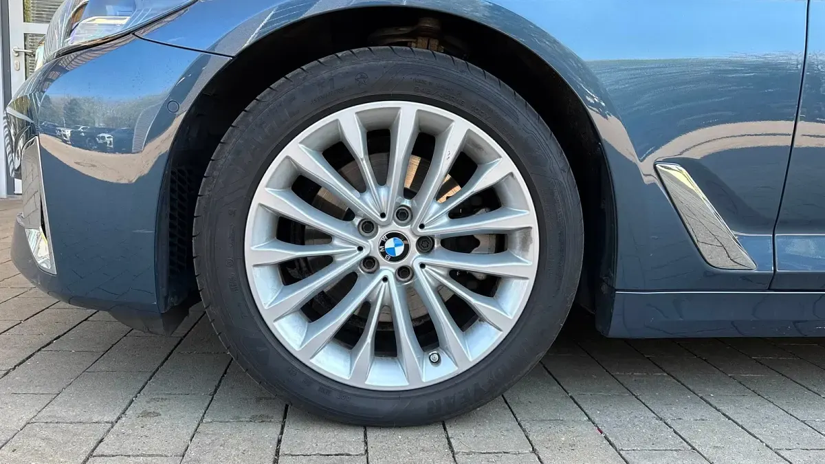 Gebraucht BMW 520 Efficient Dynamics 190 PS (139 kW) 2022 Arctic race blue metallic Kombi
