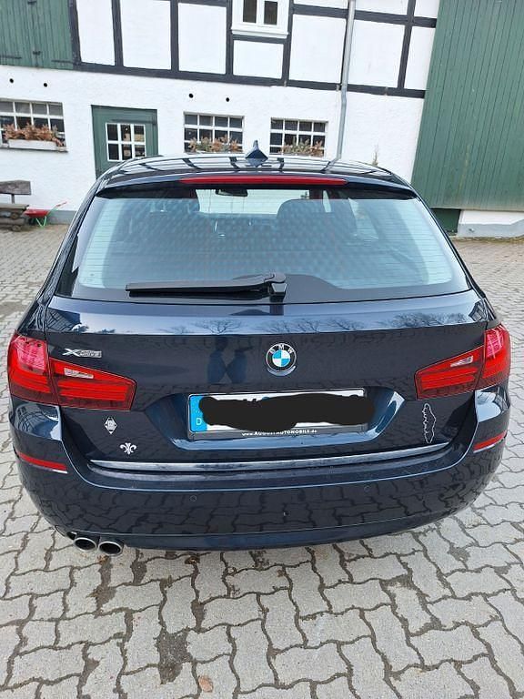 Gebraucht BMW 530 258 PS (189 kW) 2015 Blau Kombi