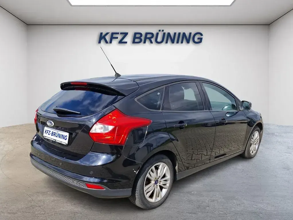 Gebraucht Ford Focus Trend 105 PS (77 kW) 2011 Pantherschwarz metallic (metallic) Limousine