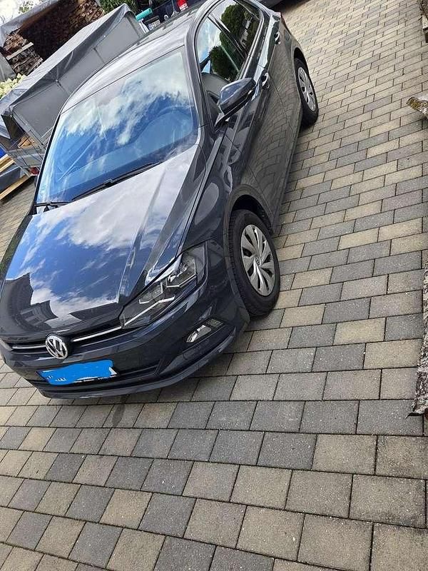 Grau Gebraucht 2018 VW Polo Comfortline Limousine | 9.700 € (Fairer Preis) - Bild 1/4