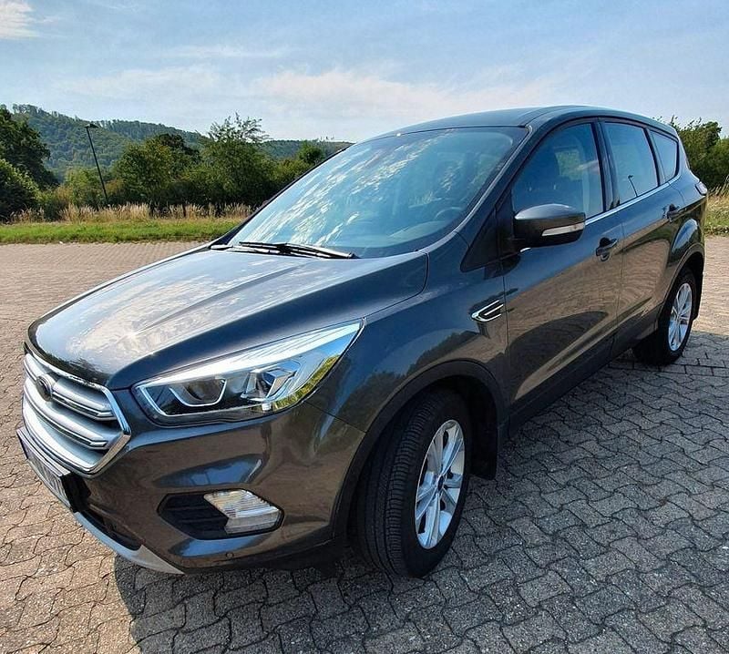 Grau Gebraucht 2017 Ford Kuga Titanium SUV | 11.500 € (Superpreis) - Bild 1/4