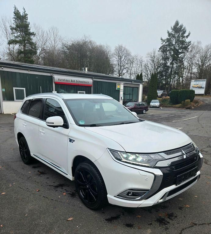 Gebraucht Mitsubishi Outlander P-HEV Edition 135 PS (99 kW) 2019 Weiß SUV