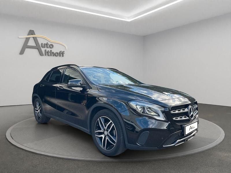 Schwarz Gebraucht 2020 Mercedes GLA200 Night SUV | 22.499 € (Superpreis) - Bild 1/4