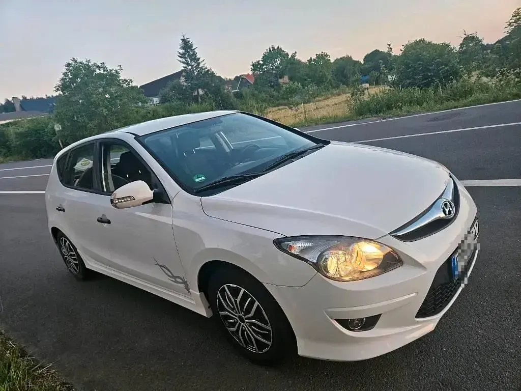 Gebraucht Hyundai i30 109 PS (80 kW) 2012 Weiß Limousine