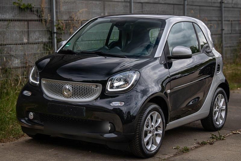 Schwarz Gebraucht 2016 Smart ForTwo Coupé Passion Kleinwagen | 6.900 € (Guter Preis) - Bild 1/4