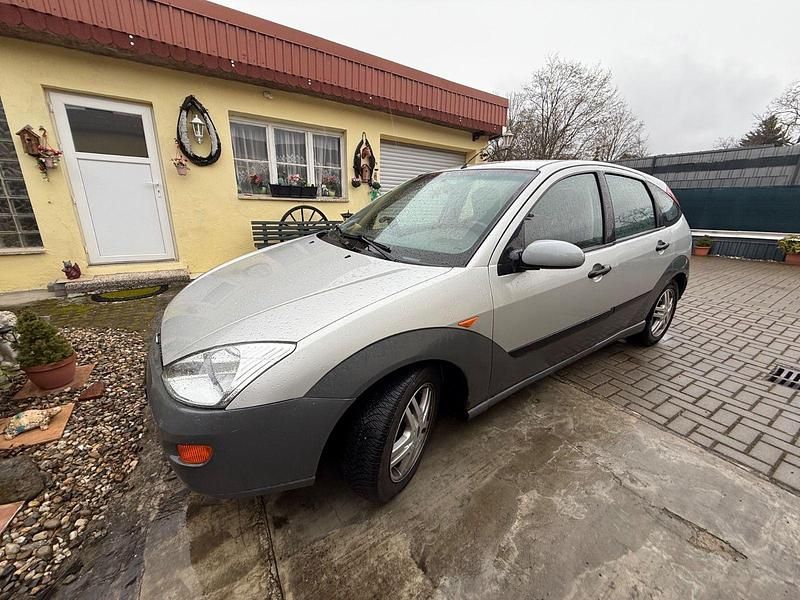 Gebraucht Ford Focus Trend 116 PS (85 kW) 2001 Silber Limousine