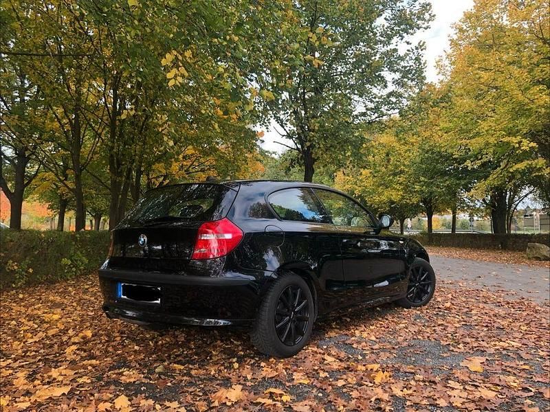 Gebraucht BMW 116 122 PS (89 kW) 2011 Schwarz Kleinwagen