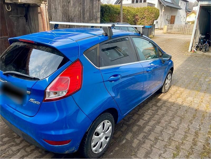 Gebraucht Ford Fiesta 101 PS (74 kW) 2013 Blau Kleinwagen