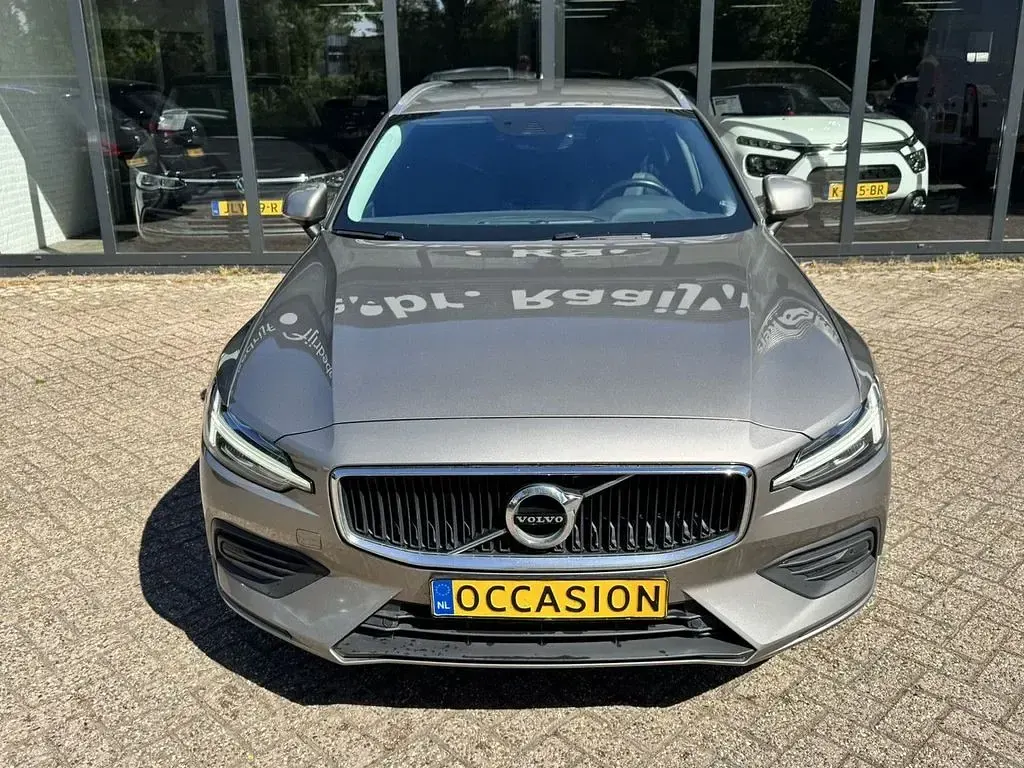 Gebraucht Volvo V60 Momentum 150 PS (110 kW) 2021 Kombi