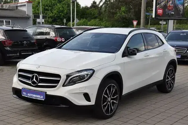 Gebraucht Mercedes GLA250 Night 211 PS (155 kW) 2016 Calcitweiss  unilack SUV