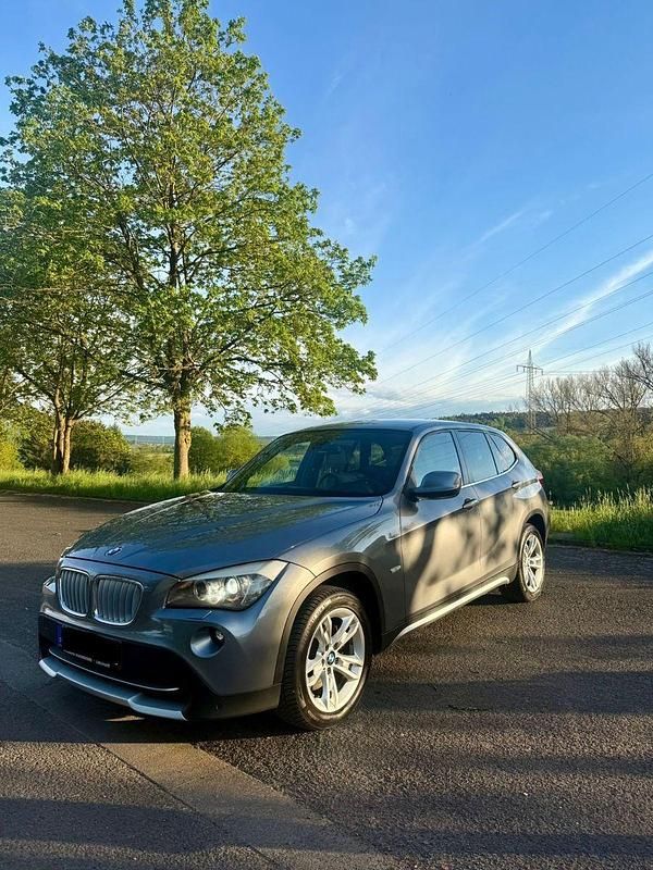 Grau Gebraucht 2011 BMW X1 SUV | 9.000 € (Fairer Preis) - Bild 1/4