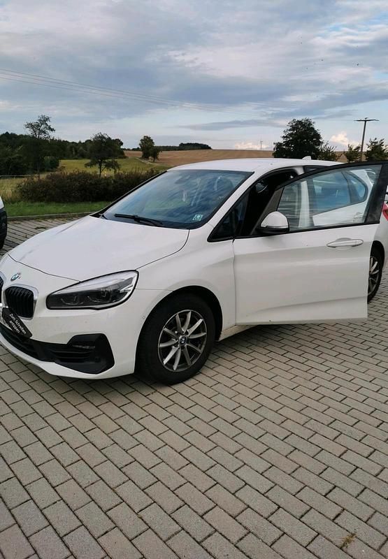 Weiß Gebraucht 2019 BMW 218 Active Tourer Van / Kleinbus | 12.999 € (Fairer Preis) - Bild 1/4