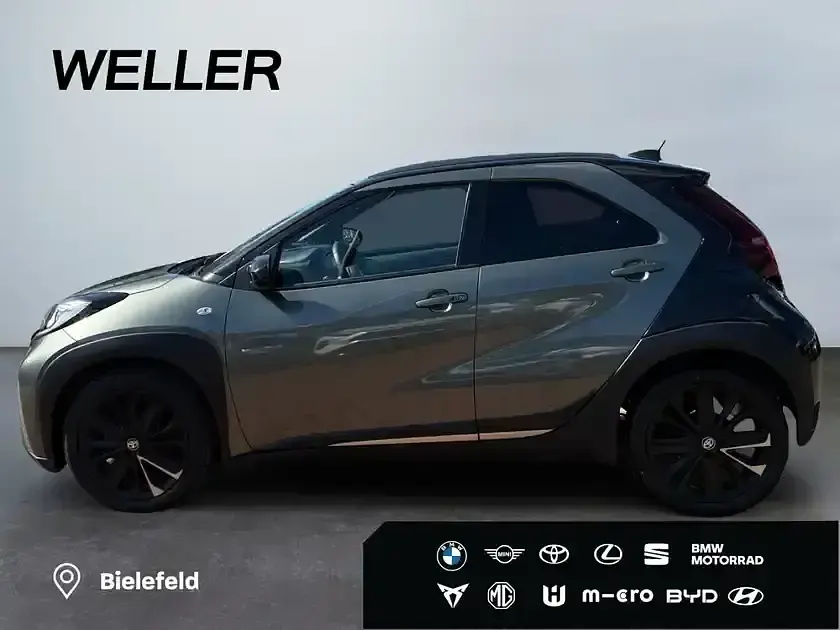 Gebraucht Toyota Aygo Style 72 PS (52 kW) 2023 Cardamon green / night sky black (gruen) Kleinwagen