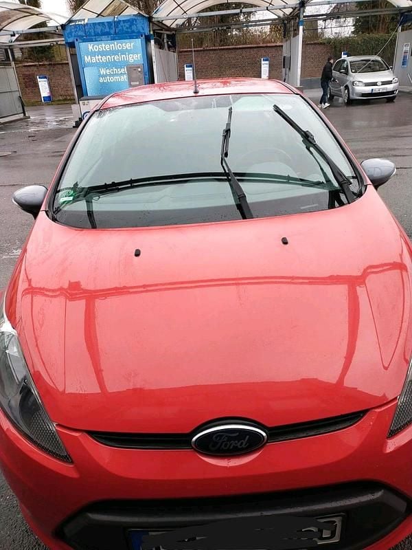 Gebraucht Ford Fiesta 60 PS (44 kW) 2014 Rot Kleinwagen
