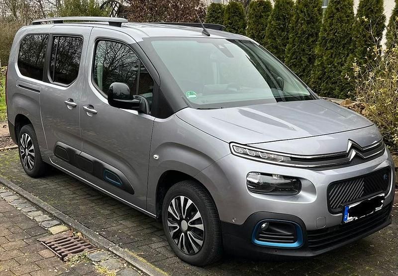 Grau Gebraucht 2023 Citroën e-Berlingo Shine Van / Kleinbus | 24.900 € (Etwas zu teuer) - Bild 1/4