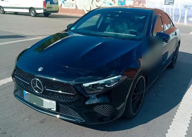Schwarz Gebraucht 2023 Mercedes A200 Limousine | 27.000 € (Guter Preis) - Bild 1/4