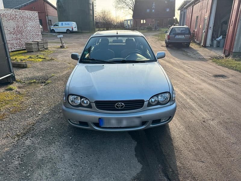 Gebraucht Toyota Corolla 110 PS (80 kW) 2001 Silber Kleinwagen
