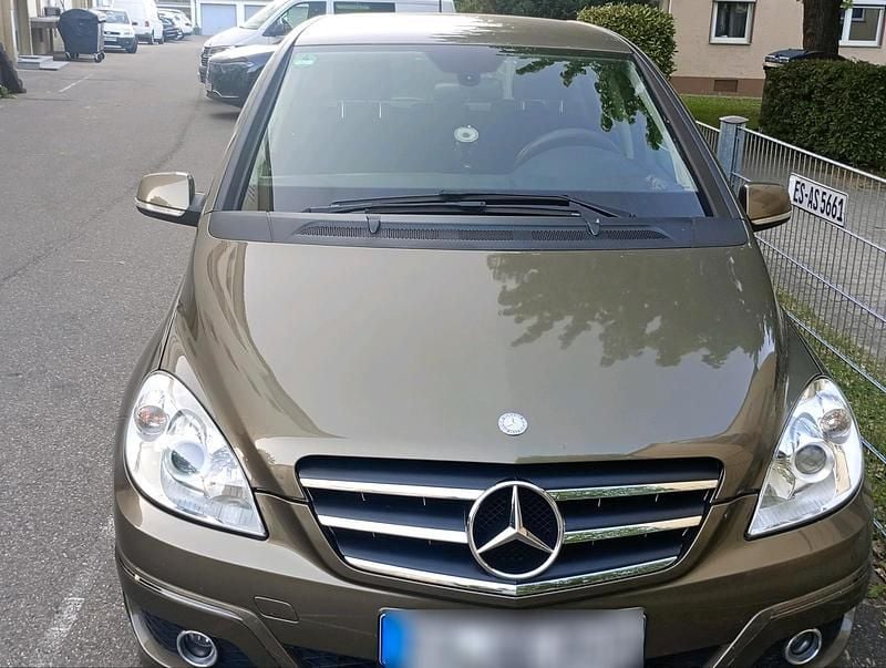 Gebraucht Mercedes 180 109 PS (80 kW) 2011 Grün Limousine