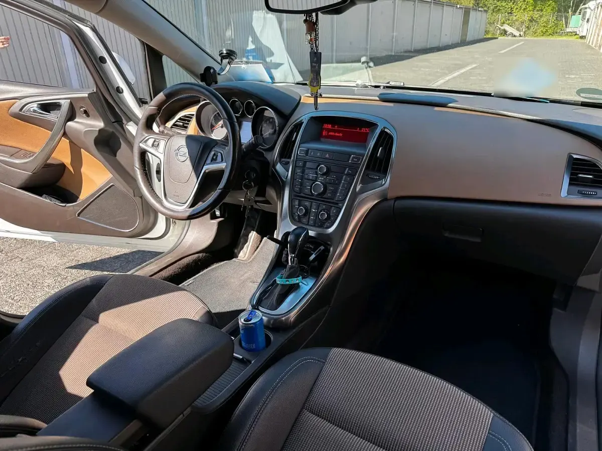 Second-hand Opel Astra 165 CP (121 kW) 2011 Alb Break