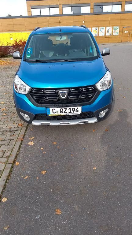 Blau Gebraucht 2019 Dacia Lodgy Stepway Van / Kleinbus | 7.750 € (Guter Preis) - Bild 1/4