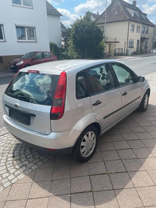 Silber Gebraucht 2002 Ford Fiesta Kleinwagen | 2.000 € (Fairer Preis) - Bild 1/4