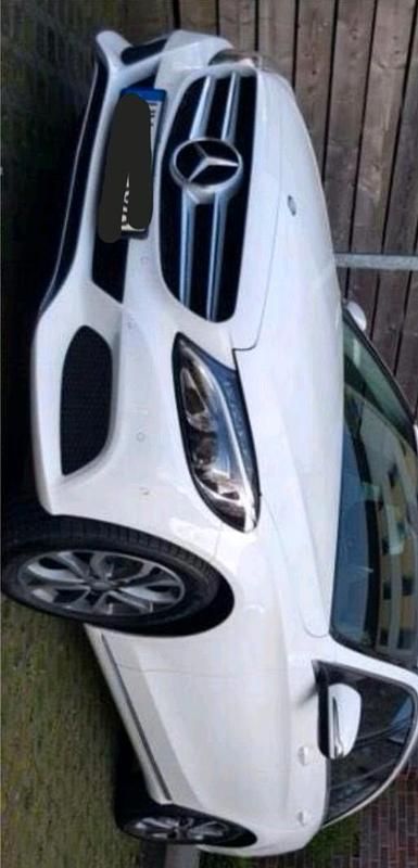 Weiß Gebraucht 2016 Mercedes 190 Limousine | 17.000 € - Bild 1/4