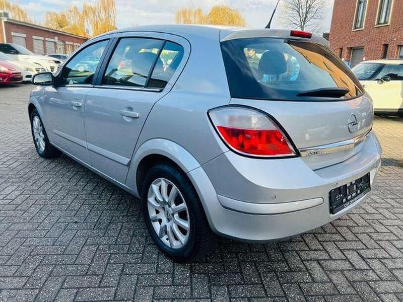 Gebraucht Opel Astra Elegance 105 PS (77 kW) 2005 Gold Limousine