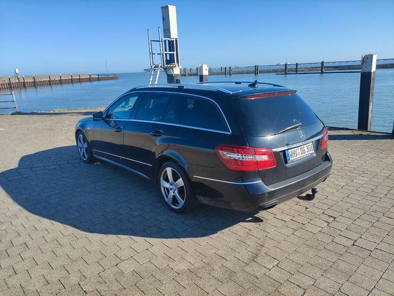 Gebraucht Mercedes E350 Avantgarde 265 PS (194 kW) 2011 Schwarz Limousine