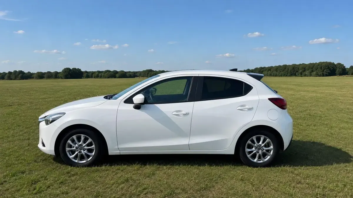 Gebraucht Mazda 2 Edition 90 PS (66 kW) 2015 Weiß Kleinwagen