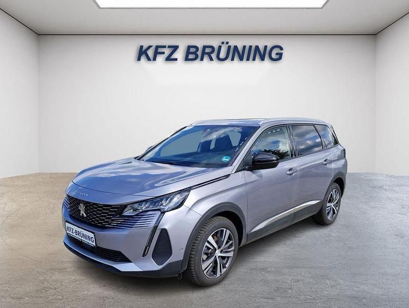 Artensegrau metallic (metallic) Gebraucht 2024 Peugeot 5008 Allure Van / Kleinbus | 28.880 € (Superpreis) - Bild 1/4