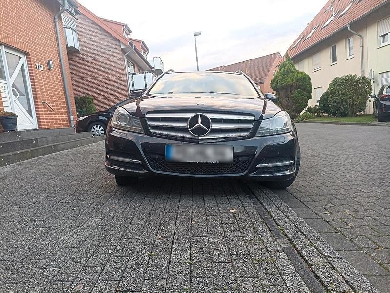 Gebraucht Mercedes C220 170 PS (125 kW) 2012 Schwarz Kombi