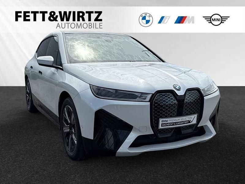 Mineralweiss Gebraucht 2024 BMW iX Sport Line SUV | 73.500 € (Etwas zu teuer) - Bild 1/3