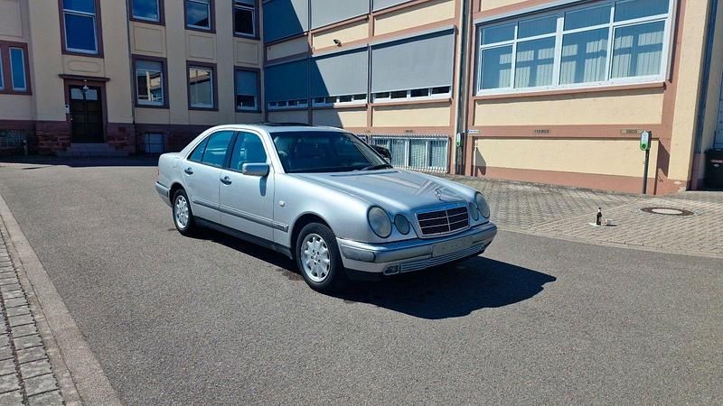 Silber Gebraucht 1998 Mercedes E200 Elegance Limousine | 3.800 € (Fairer Preis) - Bild 1/4