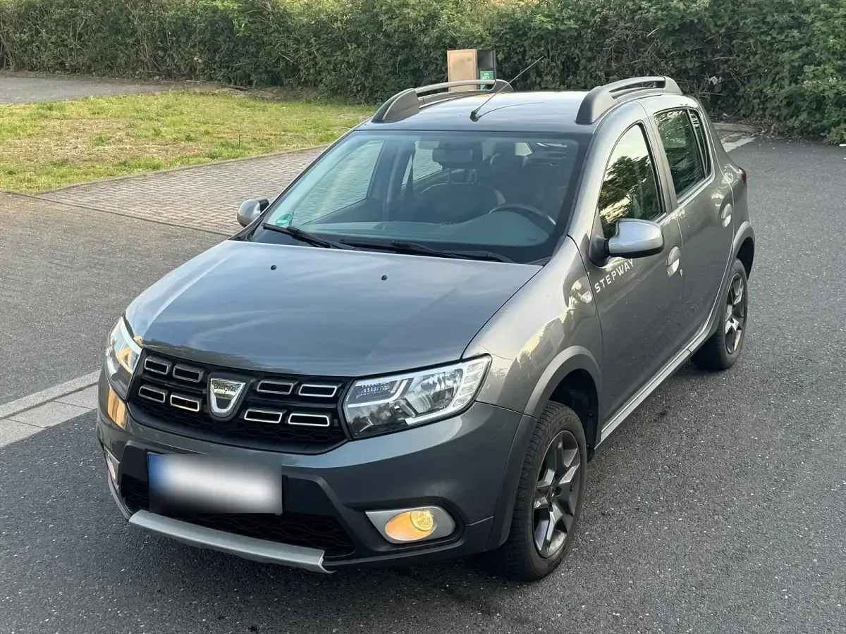 Gebraucht Dacia Sandero Celebration 90 PS (66 kW) 2017 Grau Limousine