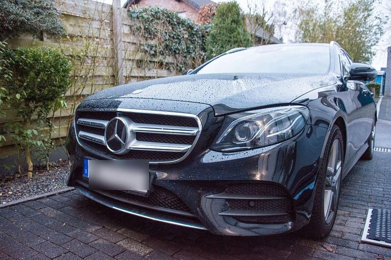 Schwarz Gebraucht 2017 Mercedes E220 AMG Kombi | 22.213 € (Guter Preis) - Bild 1/4