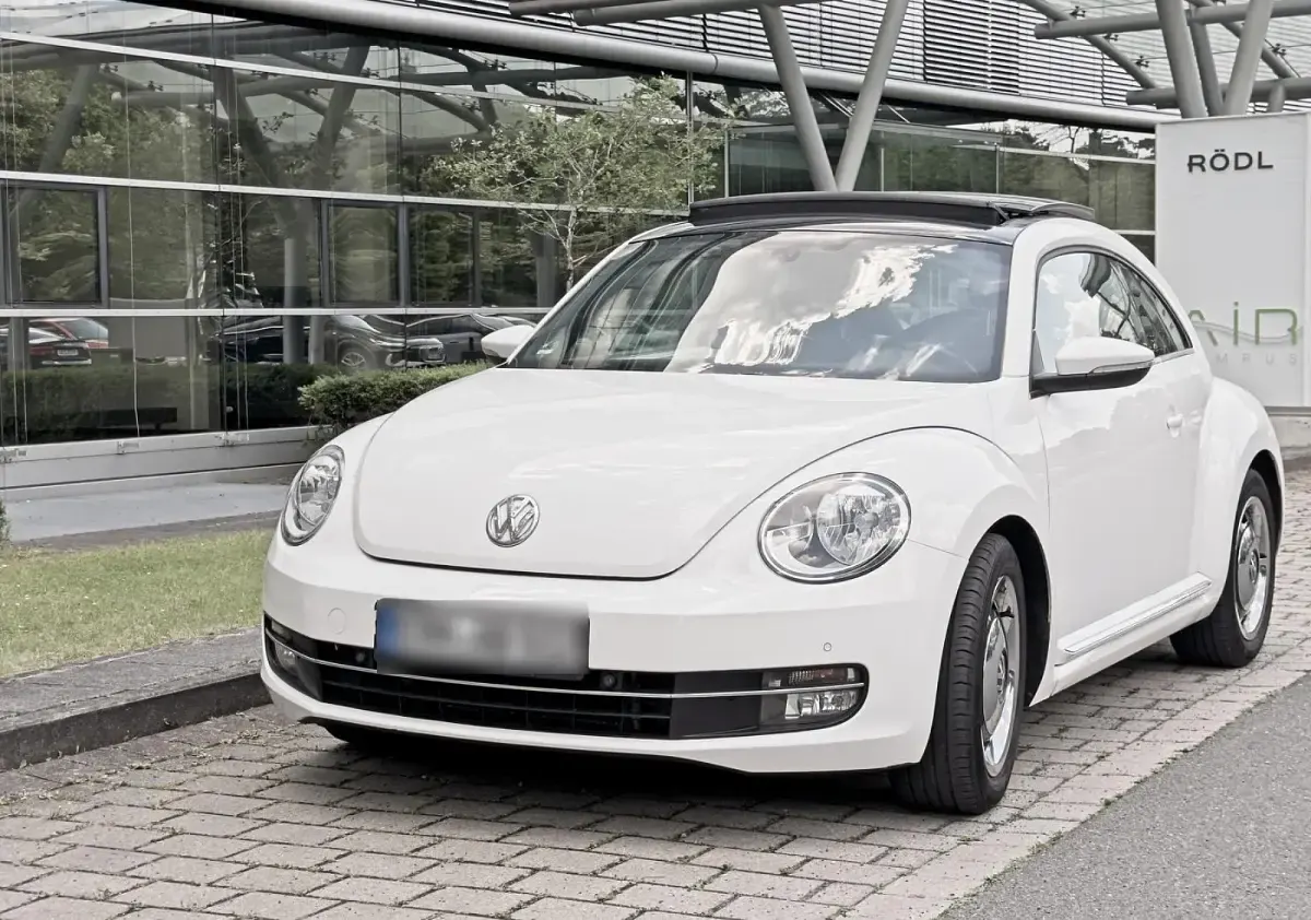Gebraucht VW Beetle Design 105 PS (77 kW) 2012 Weiß Kleinwagen