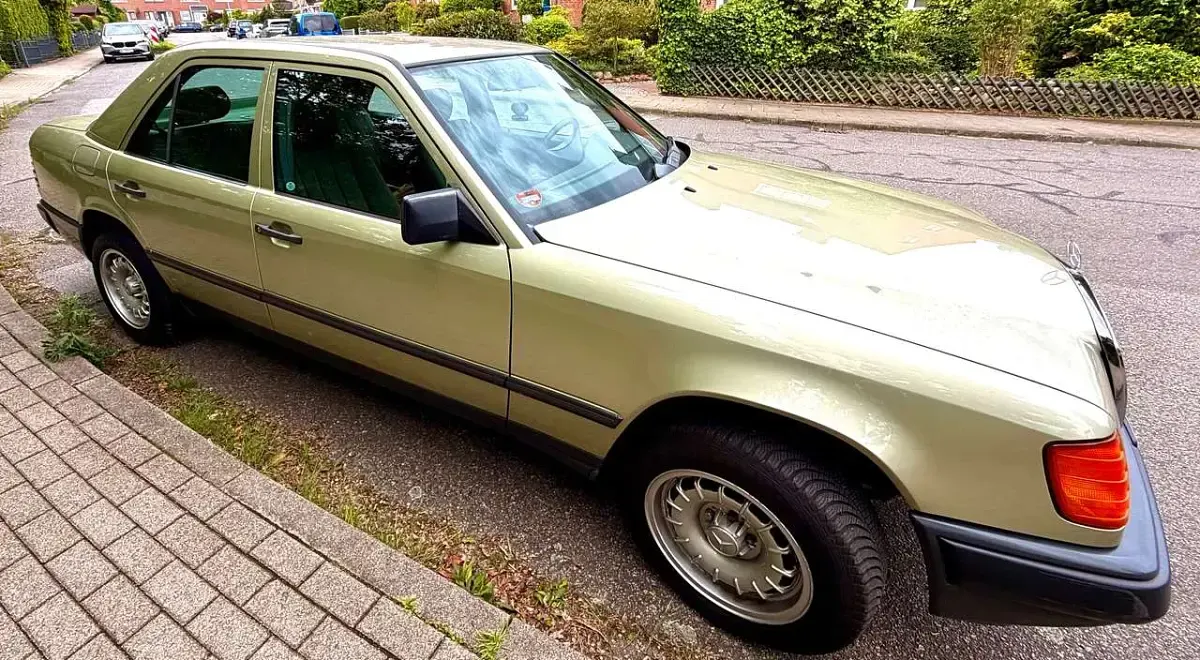 Gebraucht Mercedes 250 90 PS (66 kW) 1986 Gold Limousine