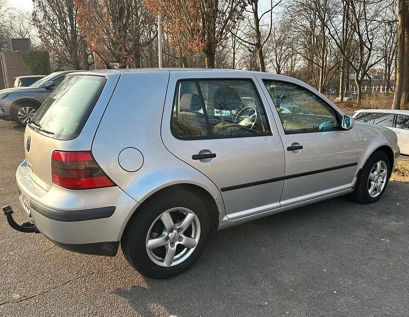 Silber Gebraucht 2001 VW Golf IV Kleinwagen | 900 € (Superpreis) - Bild 1/4