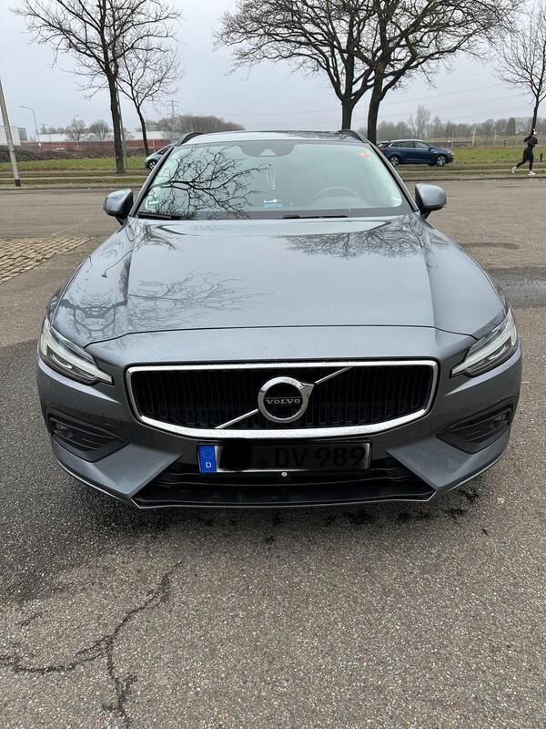 Grau Gebraucht 2018 Volvo V60 Momentum Kombi | 19.350 € (Fairer Preis) - Bild 1/4