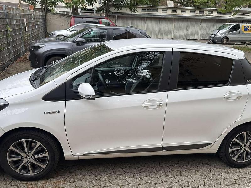 Gebraucht Toyota Yaris Hybrid Club 75 PS (55 kW) 2019 Weiß Limousine