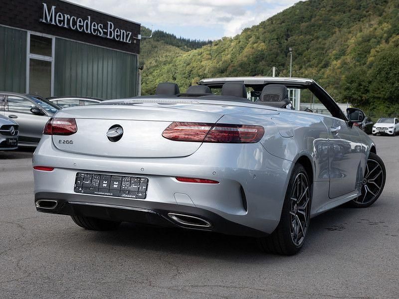 Gebraucht Mercedes E200 AMG 197 PS (144 kW) 2022 Silber metalliclack hightechsi Cabrio