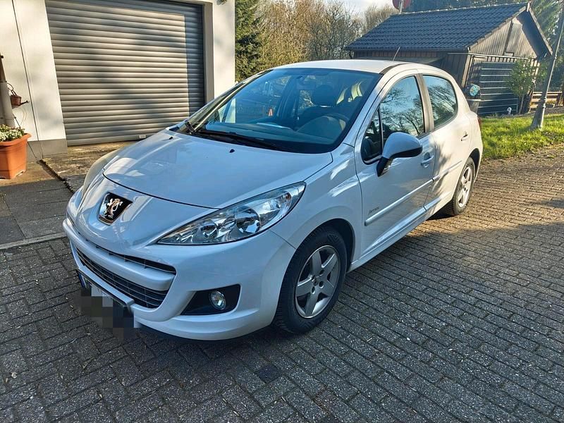 Gebraucht Peugeot 207 Forever 95 PS (69 kW) 2012 Weiß Kleinwagen
