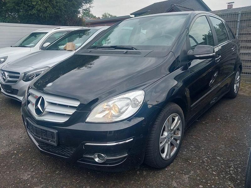 Schwarz Gebraucht 2011 Mercedes B200 Van / Kleinbus | 5.990 € (Fairer Preis) - Bild 1/4