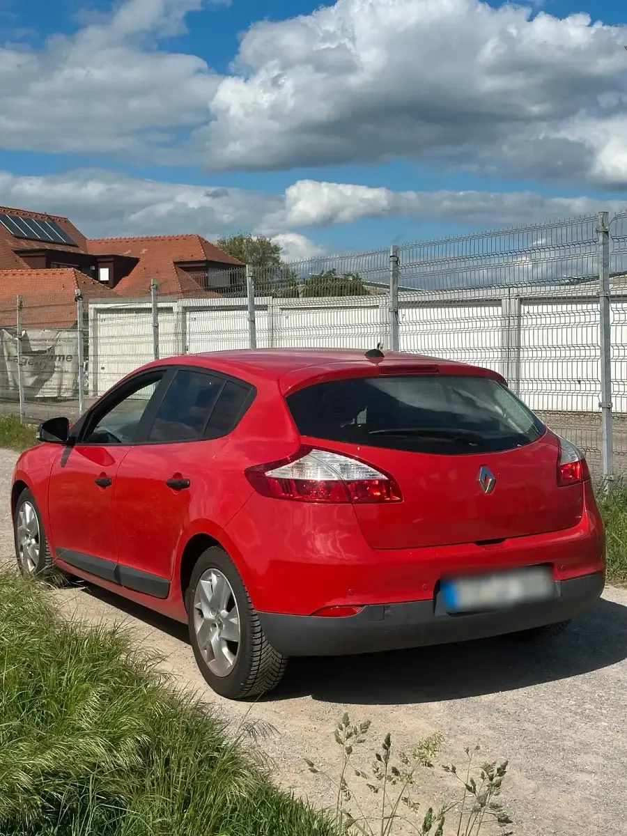 Second-hand Renault Mégane 101 CP (74 kW) 2011 Roșu Berlinǎ