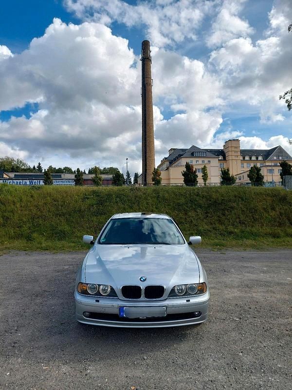 Grau Gebraucht 2003 BMW 520 Limousine | 9.200 € - Bild 1/4
