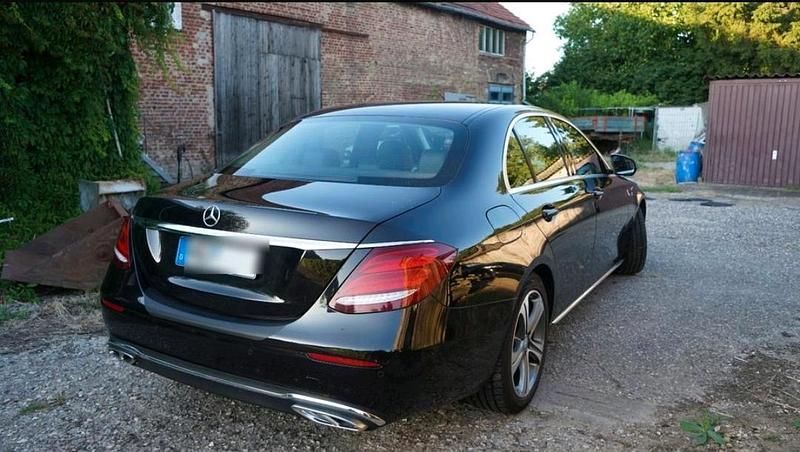Schwarz Gebraucht 2016 Mercedes E220 Limousine | 22.950 € - Bild 1/4