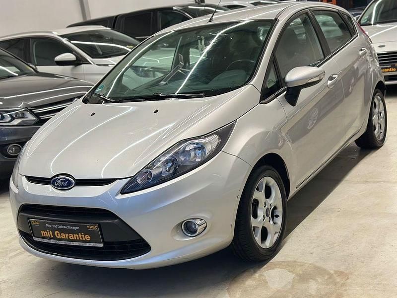 Gebraucht Ford Fiesta Trend 60 PS (44 kW) 2012 Silber Limousine