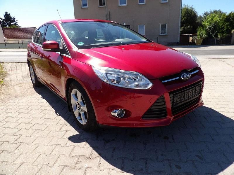Rot Gebraucht 2011 Ford Focus Titanium Limousine | 6.999 € (Fairer Preis) - Bild 1/4
